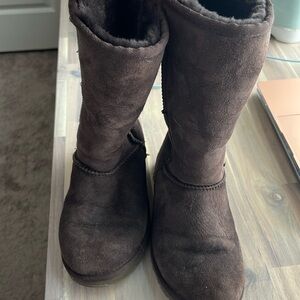 GUC Tall Chocolate Uggs Size 5